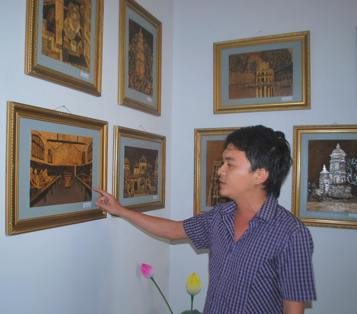 Anh Võ Quý Quốc giới thiệu một bức tranh gáo dừa